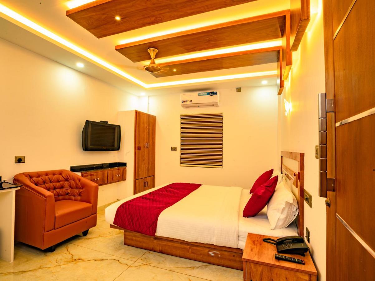Marina Suites Airport Hotel Kochi エクステリア 写真