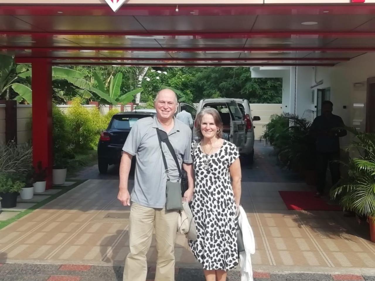 Marina Suites Airport Hotel Kochi エクステリア 写真
