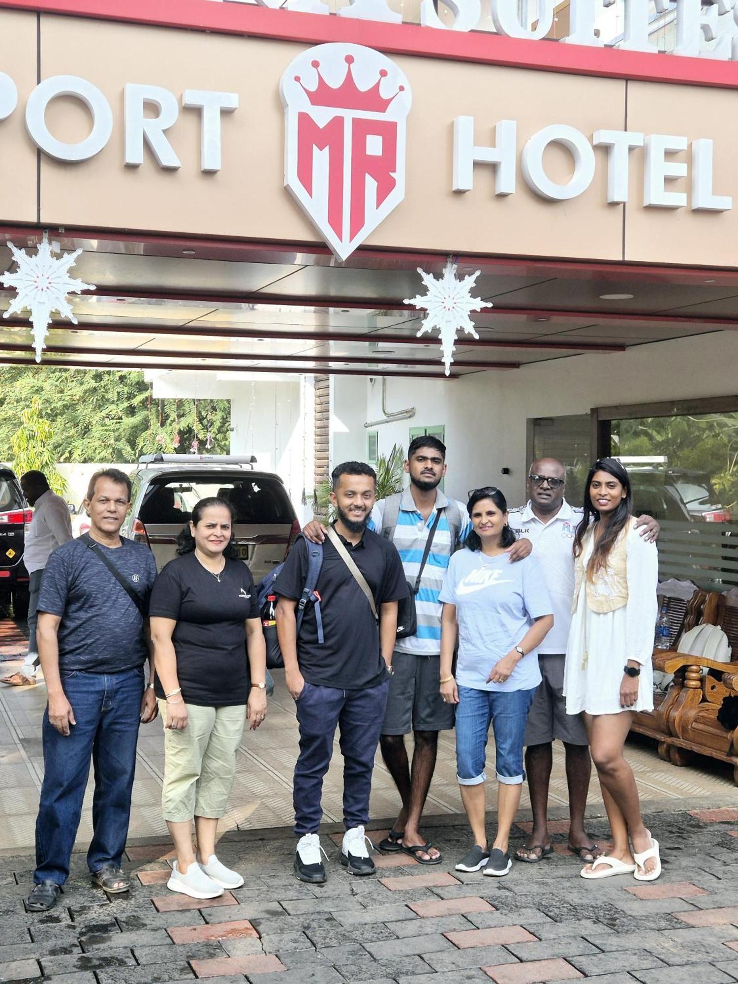 Marina Suites Airport Hotel Kochi エクステリア 写真